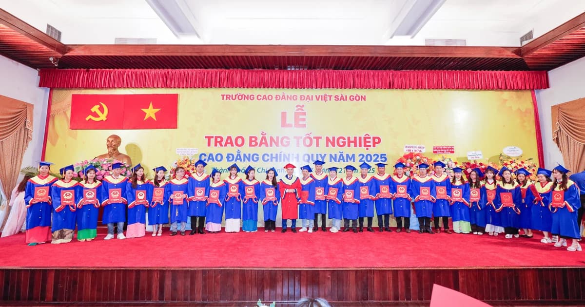 Hơn 1.000 tân khoa nhận bằng tại Dinh Độc Lập, 95% có việc làm