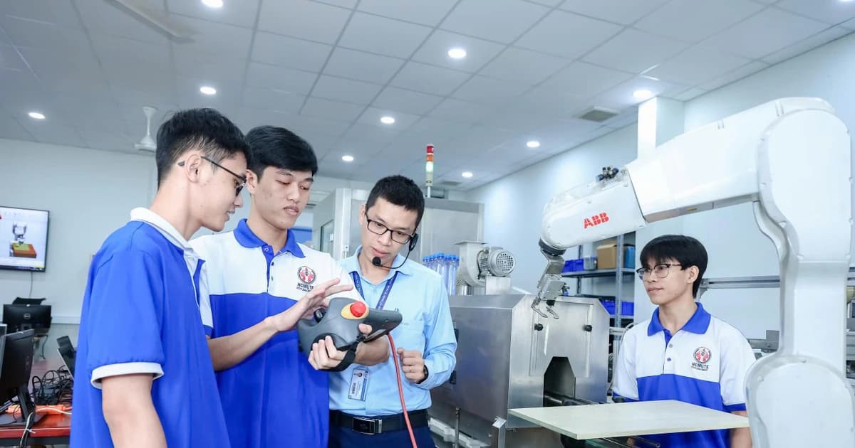 Trường ĐH Công nghệ Kỹ thuật TPHCM 'trải thảm đỏ' thu hút nhân tài