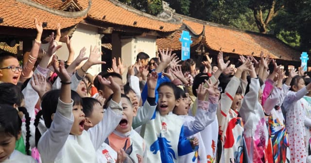 950 học sinh diễu hành chào mừng kỷ niệm 950 năm thành lập Quốc Tử Giám