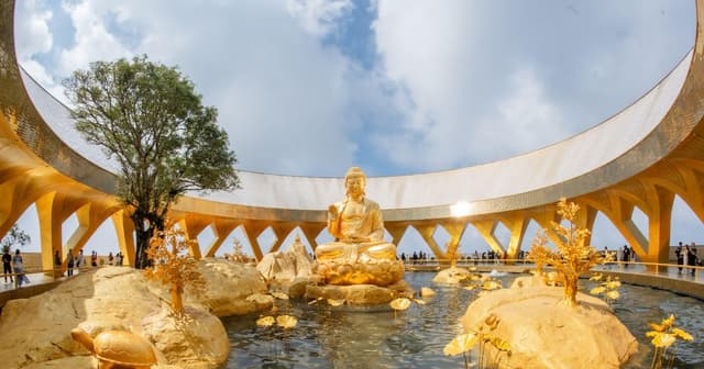 Núi Bà Đen: Chiêm bái tượng Phật Câu Na Hàm Mâu Ni dát vàng hiếm hoi tại Việt Nam