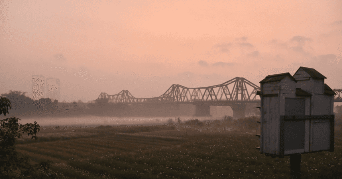 Bến hoa Phúc Xá: Tọa độ săn bình minh rực rỡ dưới chân cầu Long Biên