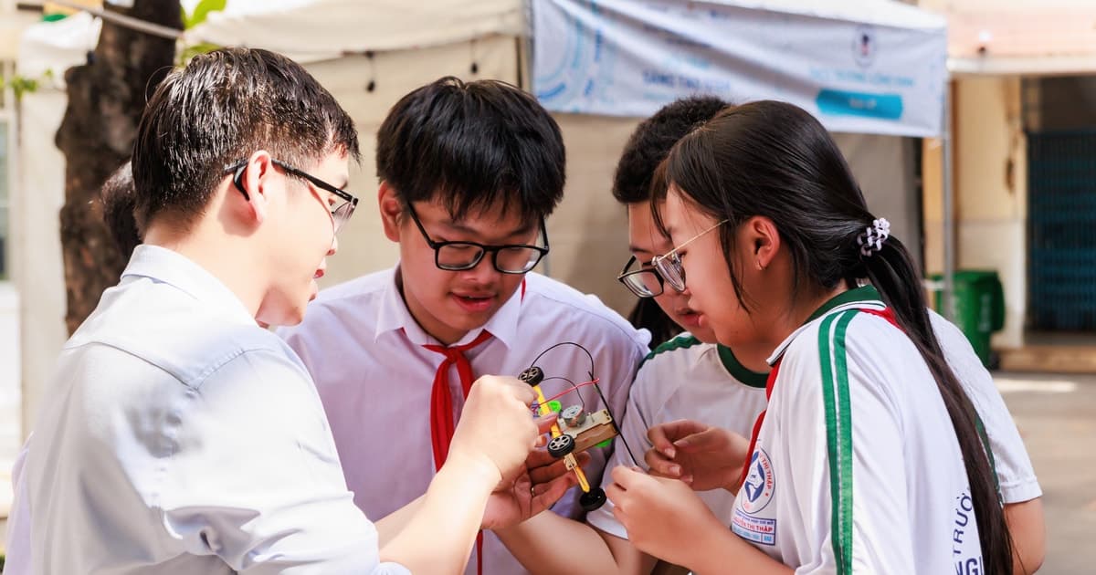 Học sinh 'thử – sai – làm lại' nối dây, lắp xe, giải cứu dòng nước qua hoạt động STEAM