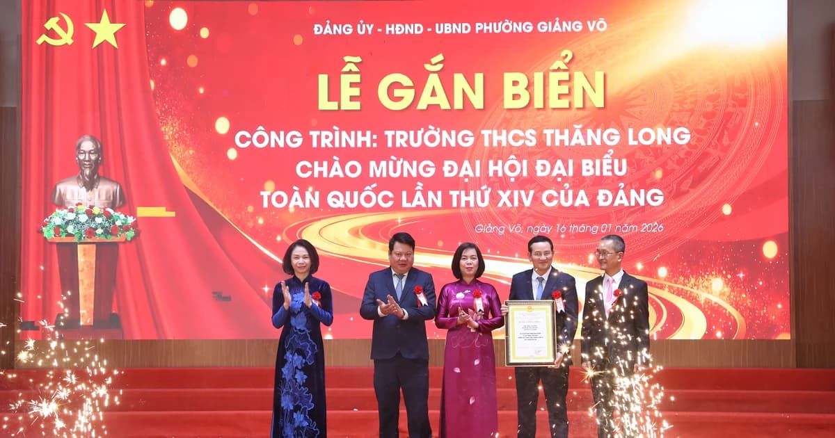 Hà Nội gắn biển công trình trường học chào mừng Đại hội XIV của Đảng