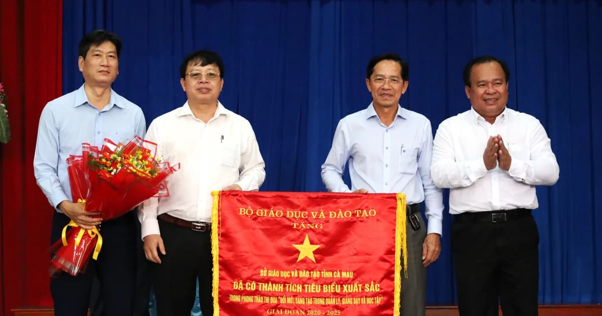 Sở GD&ĐT Cà Mau nhận Cờ thi đua của Bộ GD&ĐT