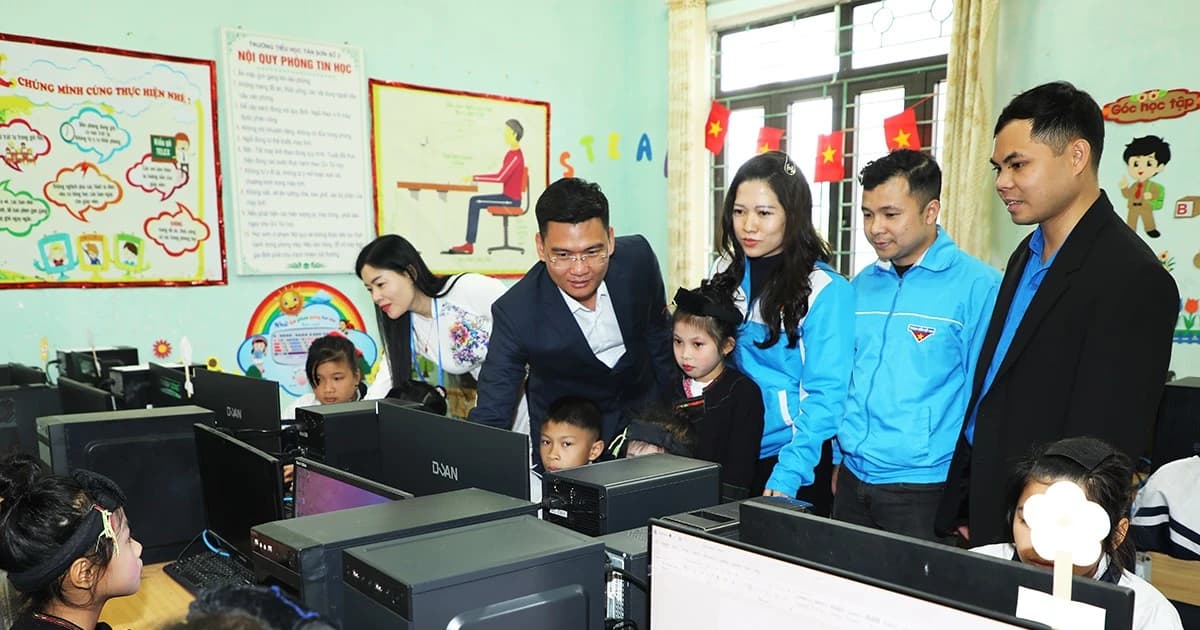 Tặng 'phòng học máy tính cho em' chào mừng Đại hội XIV của Đảng