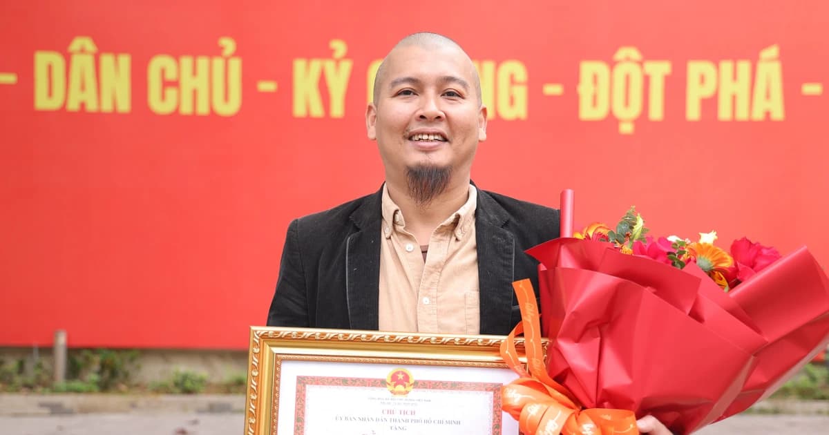 Hoạ sĩ Lê Hữu Hiếu nhận bằng khen của UBND TPHCM