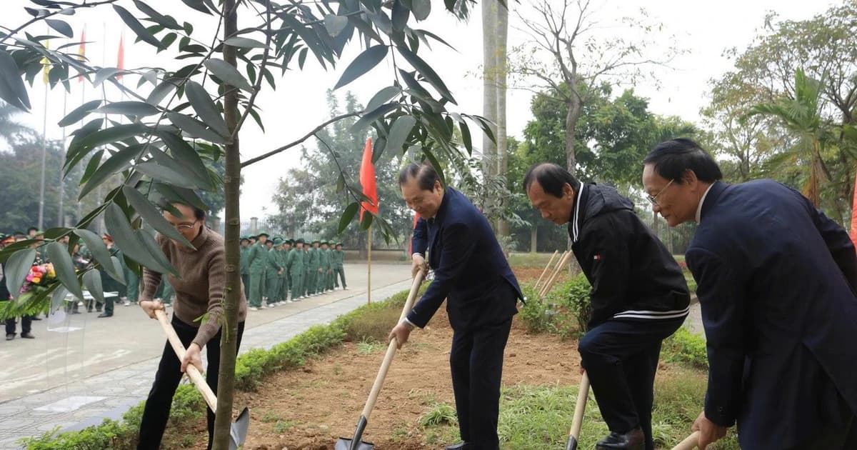 Gia đình Đại tướng Võ Nguyên Giáp tặng cây Kim Giao cho một trường đại học