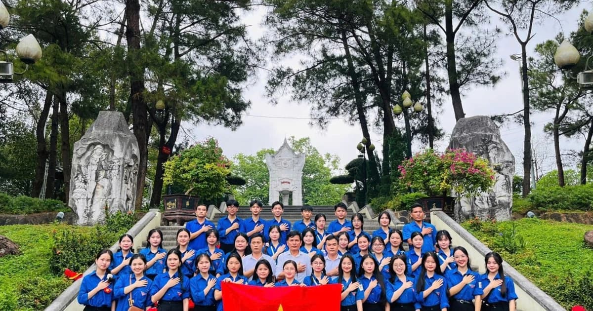 Thầy trò mái trường mang tên Tổng Bí thư Hà Huy Tập gửi trọn niềm tin tới Đảng