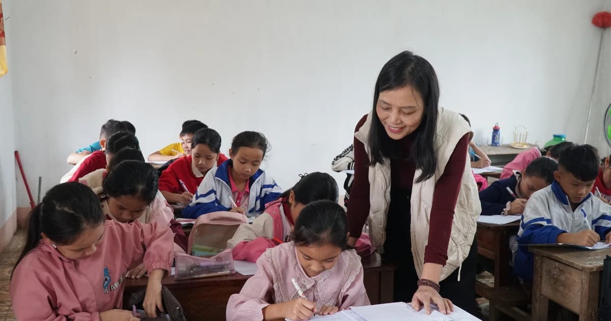 Lớp học tình thương bên sông Lam: Cựu giáo chức thắp sáng niềm tin cho trò nghèo