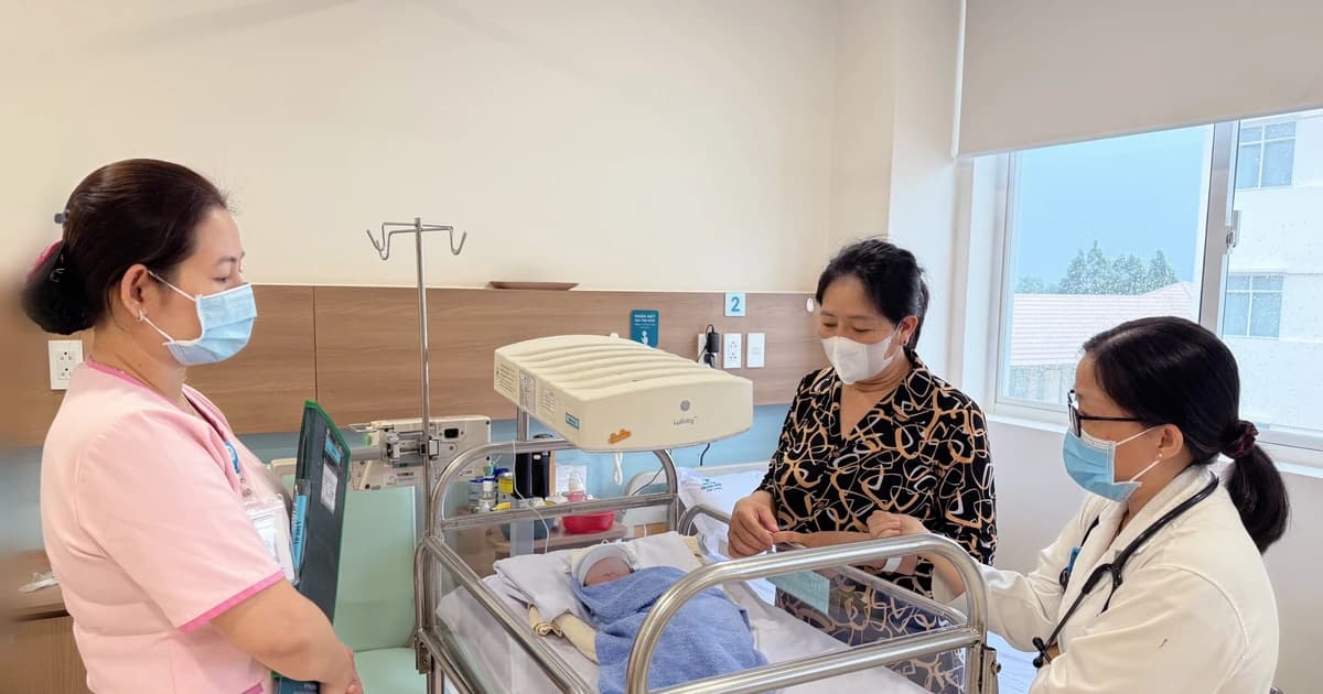 Cứu sống bé gái sinh non nặng 1,7kg trong tình trạng suy hô hấp