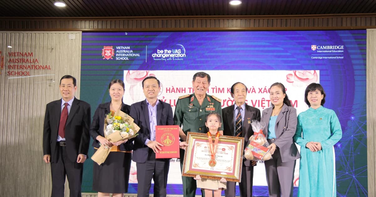 Học sinh lớp 2 TPHCM nhận Kỷ lục sáng tác và xuất bản truyện tranh màu