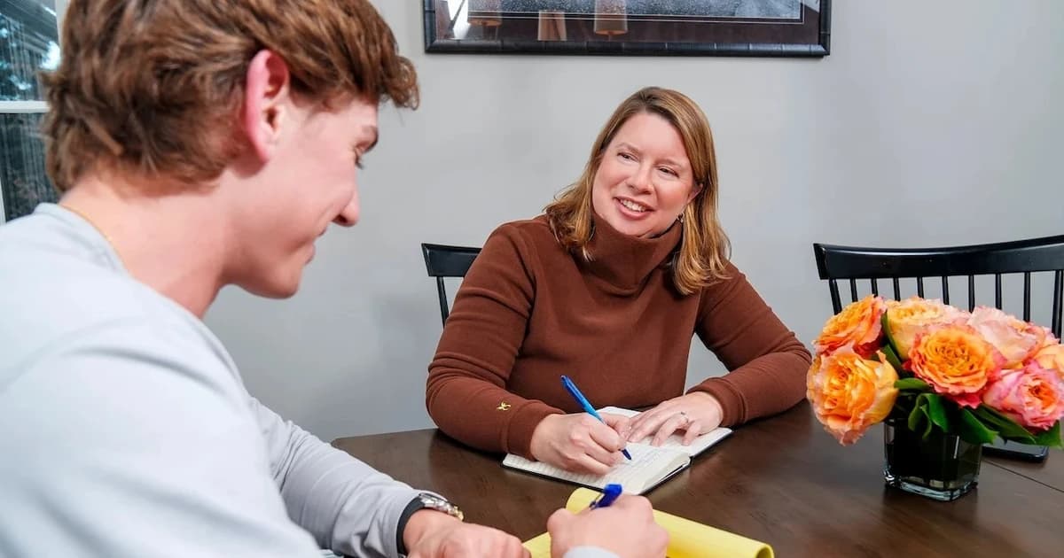 Phụ huynh Anh 'oằn mình' vì học phí đại học