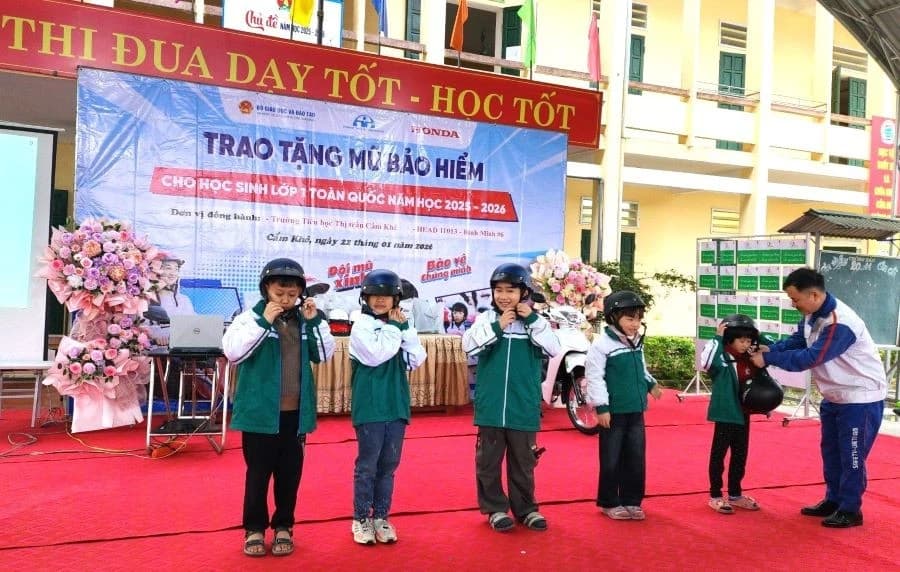 Hơn 65.000 học sinh lớp 1 ở Phú Thọ được trao tặng mũ bảo hiểm