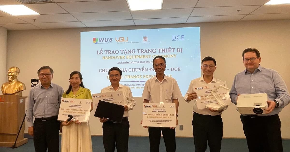 Trao tặng thiết bị cho 12 trường nghề xây dựng lớp học số tại TPHCM