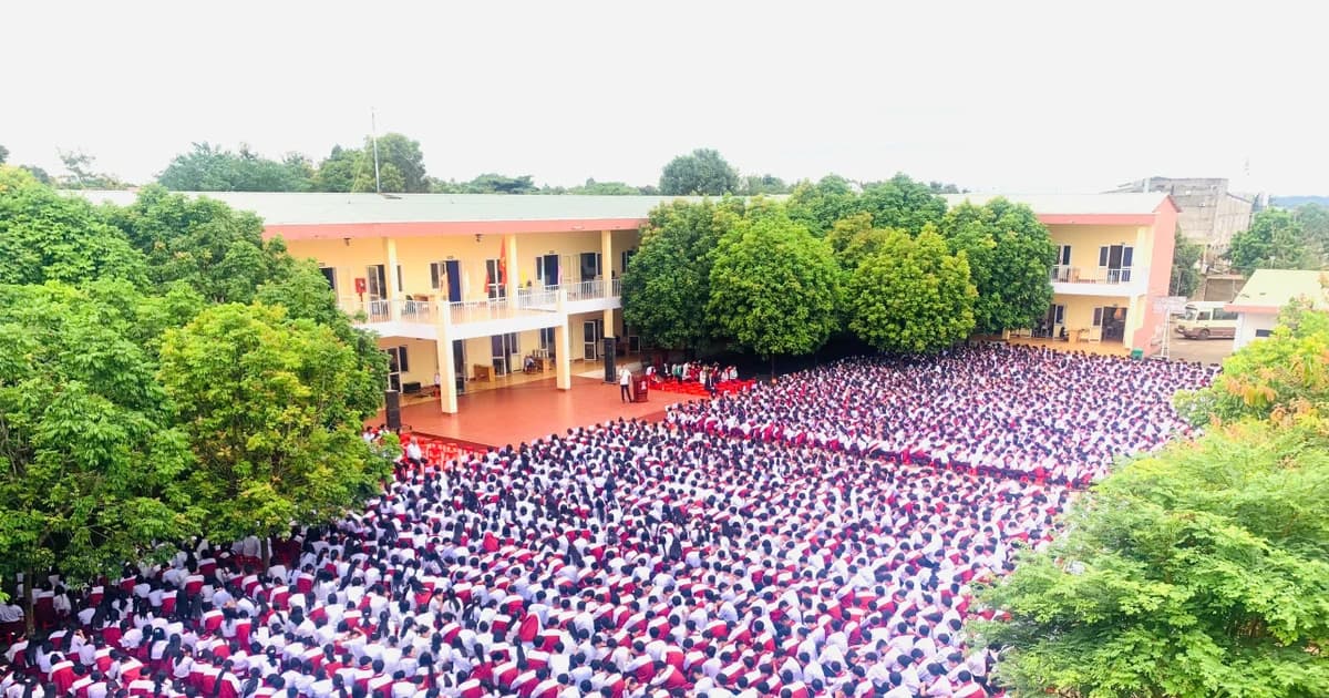 Trường học ở Đắk Lắk tài trợ cho 2.000 học sinh đi xem phim Mưa đỏ