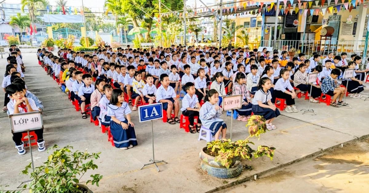 Học sinh được tuyên truyền pháp luật, nhận quà từ Cảnh sát đường thủy