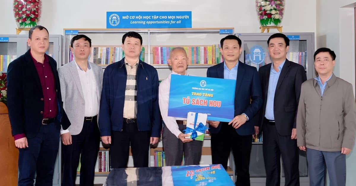 Trao tặng ‘Tủ sách HOU’ cho thôn Lại Ốc, xã Nghĩa Trụ