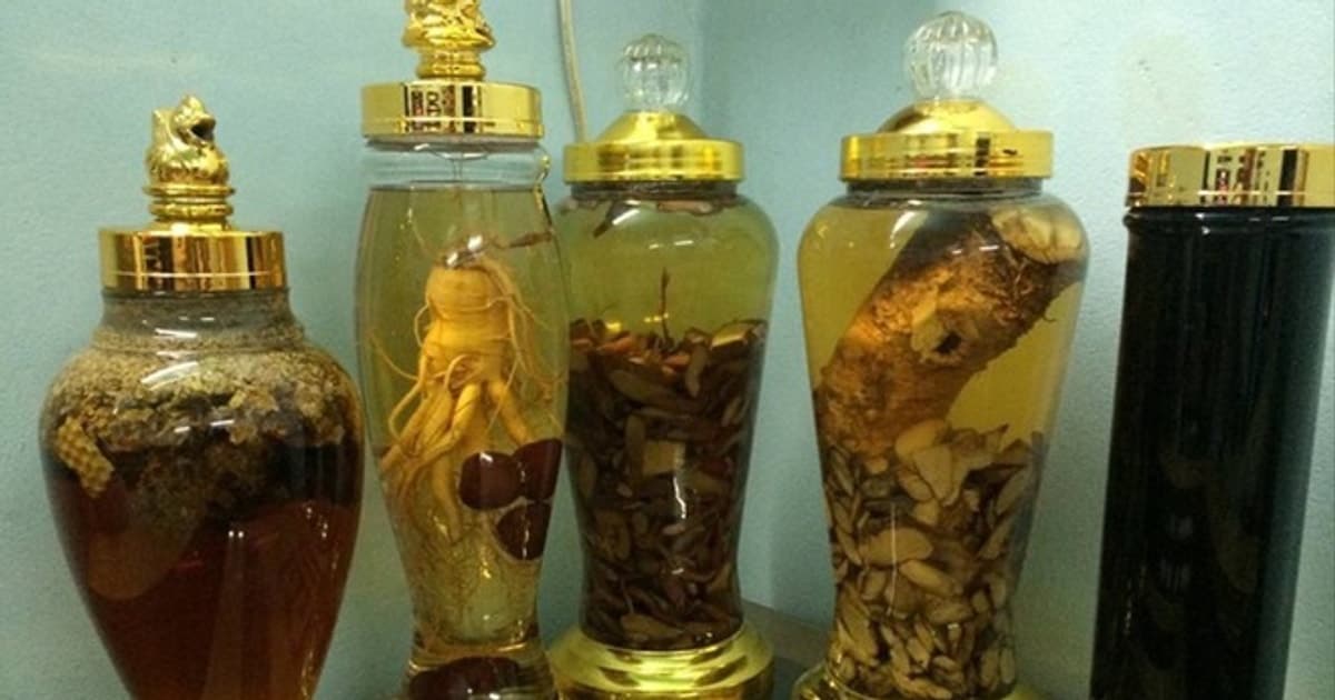 Điều tra vụ nghi ngộ độc rượu ngâm khiến 2 người tử vong tại Đồng Tháp