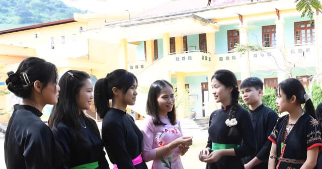 Không khí Tết rộn ràng, thầy cô 'giữ nhịp' học tập cho học sinh trước kỳ nghỉ