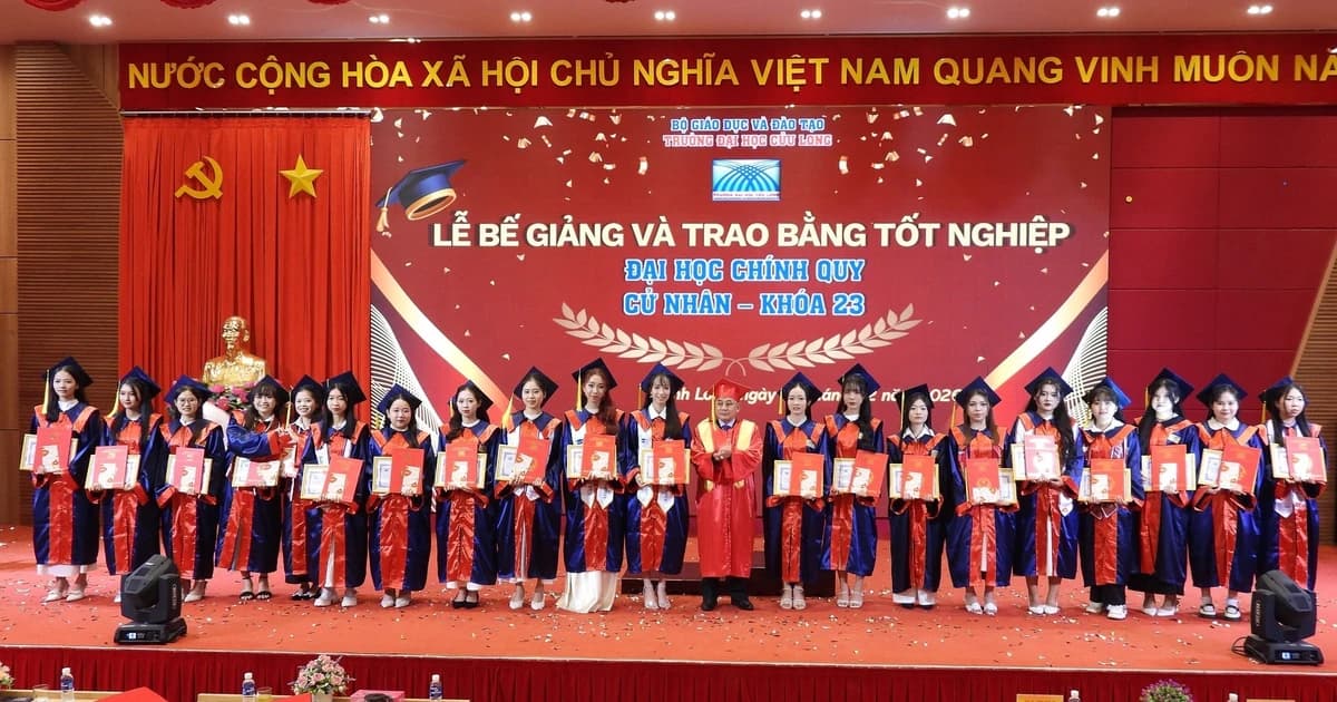 Trường ĐH Cửu Long trao bằng tốt nghiệp cho 387 tân cử nhân hệ đại học chính quy