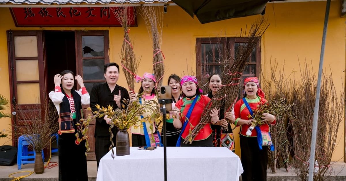 Nông dân 'lên sóng' trực tiếp tại vườn, thay đổi cách bán hoa Tết