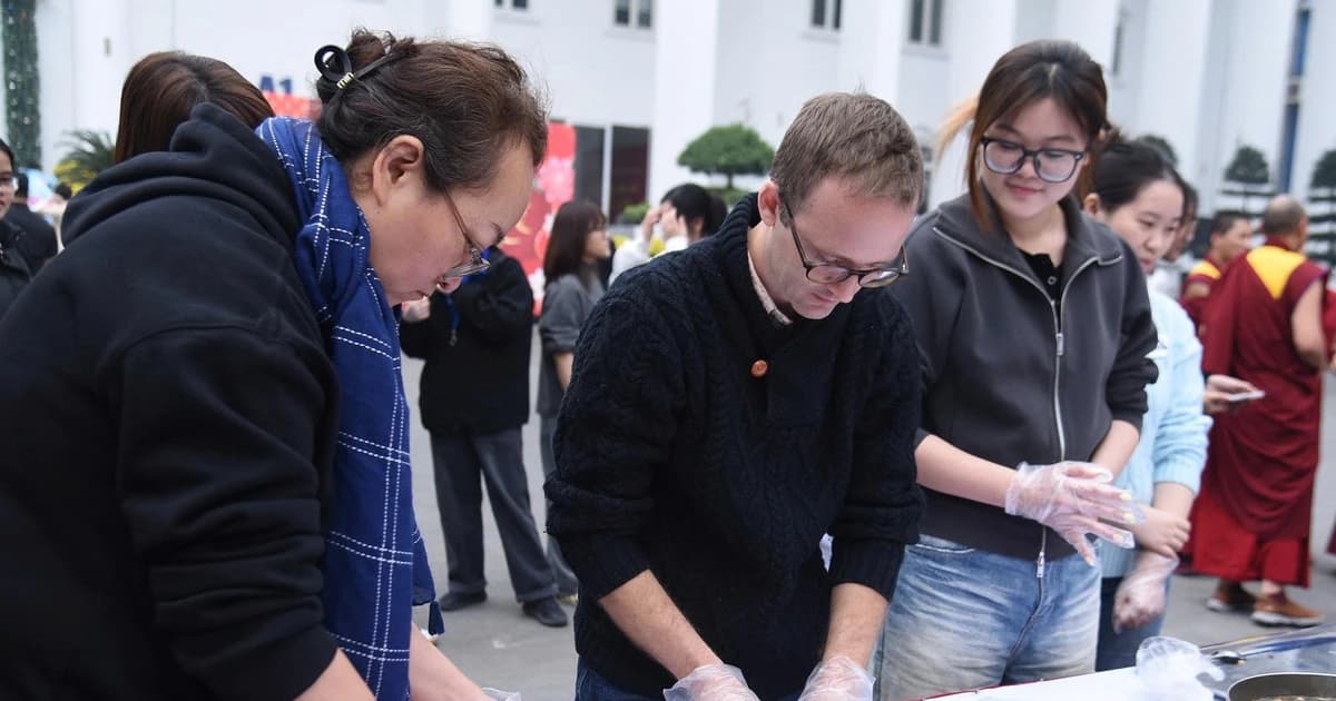 Sinh viên quốc tế thích thú trải nghiệm không khí Tết Việt