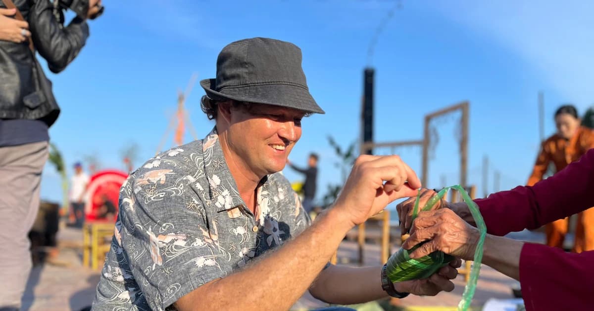 Du khách Tây trải nghiệm gói bánh chưng, ăn Tết cổ truyền tại Đà Nẵng