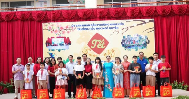 Sôi nổi hoạt động mừng Xuân tại các trường học ở Cần Thơ