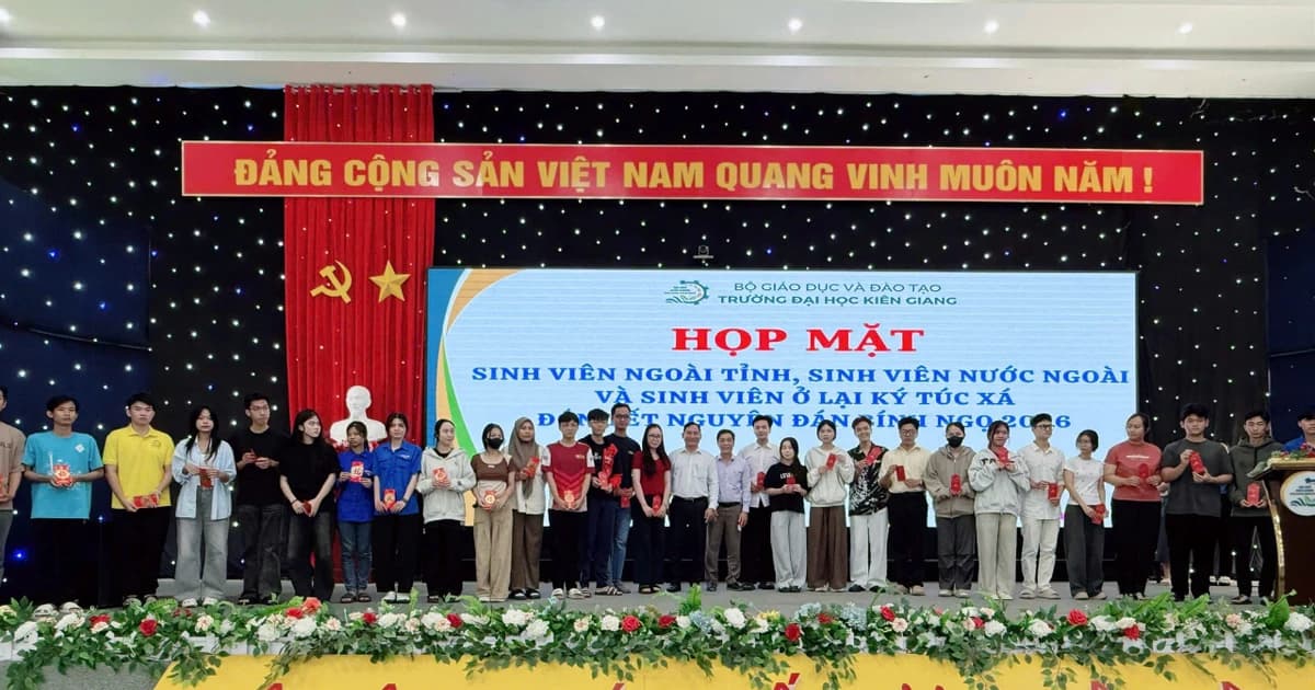 Tết xa nhà ấm áp tại Trường Đại học Kiên Giang