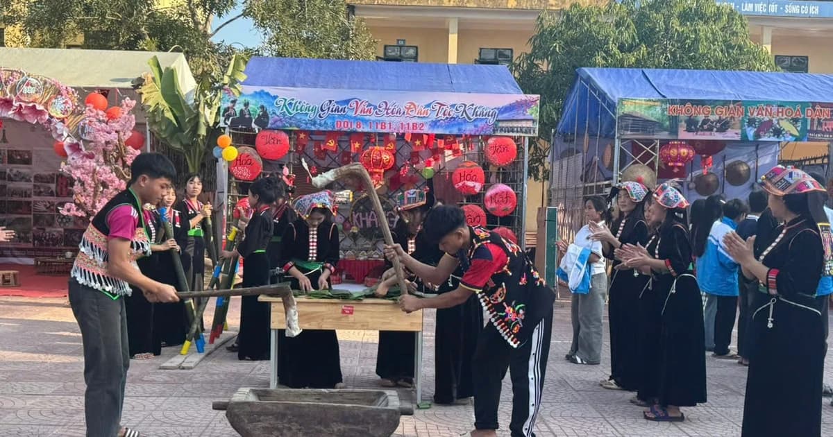 Rộn ràng sắc màu văn hóa trên sân trường biên giới