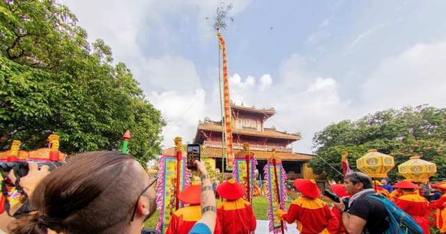 Du khách hào hứng xem nghi lễ Thướng tiêu cung đình tại Đại Nội Huế