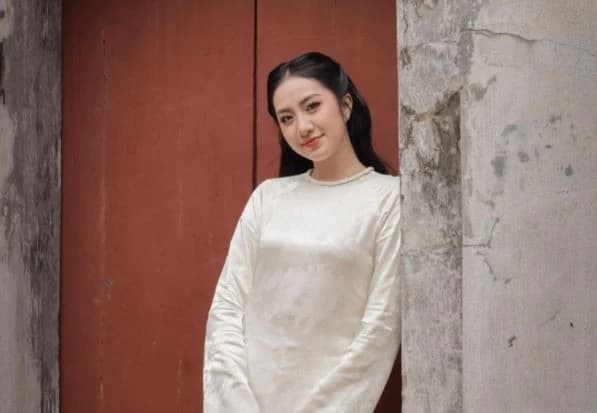 Hoa hậu Hà Trúc Linh hóa quý cô Hà Thành xưa, nền nã trong áo dài đón Tết