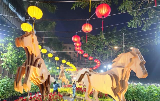 Rạng rỡ sắc xuân tại đường hoa bên Hồ Bán Nguyệt dịp Tết Bính Ngọ 2026