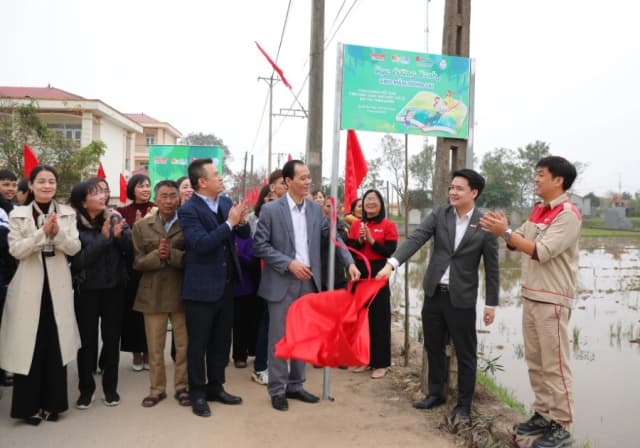 Bàn giao hai tuyến đường xanh vui bước em đến trường tại xã Bình Mỹ