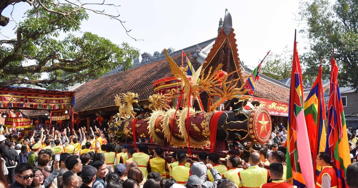 Biển người dự lễ rước pháo Đồng Kỵ ngày mùng 4 Tết