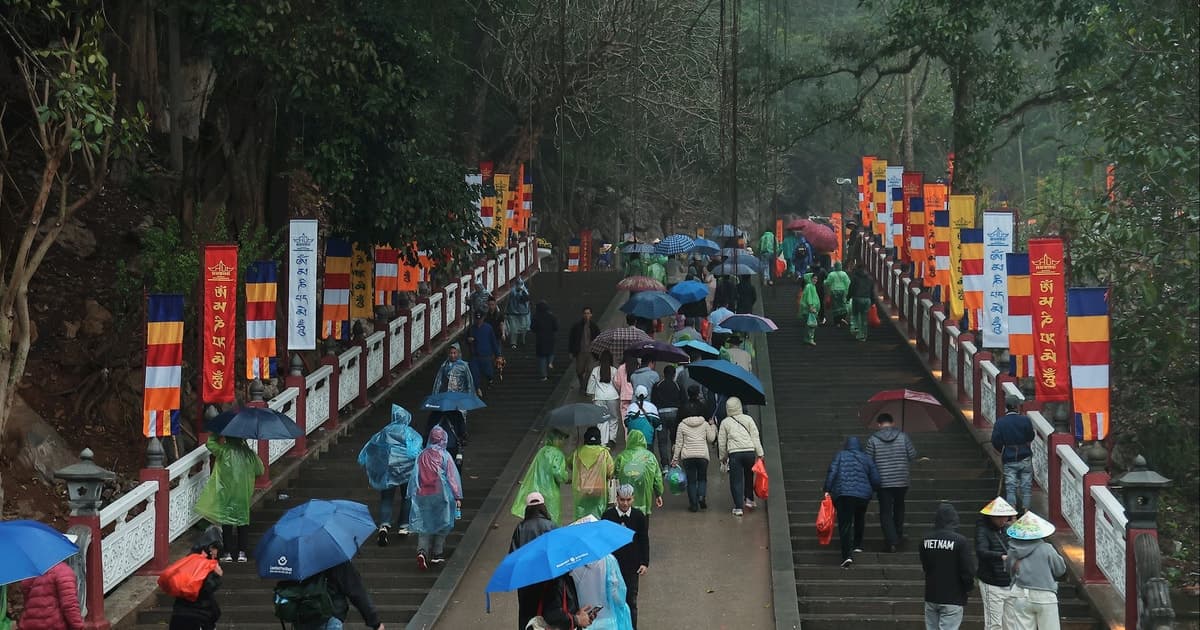 Hôm nay khai Hội chùa Hương 2026: Dòng người rộn ràng đến dự lễ từ sáng sớm