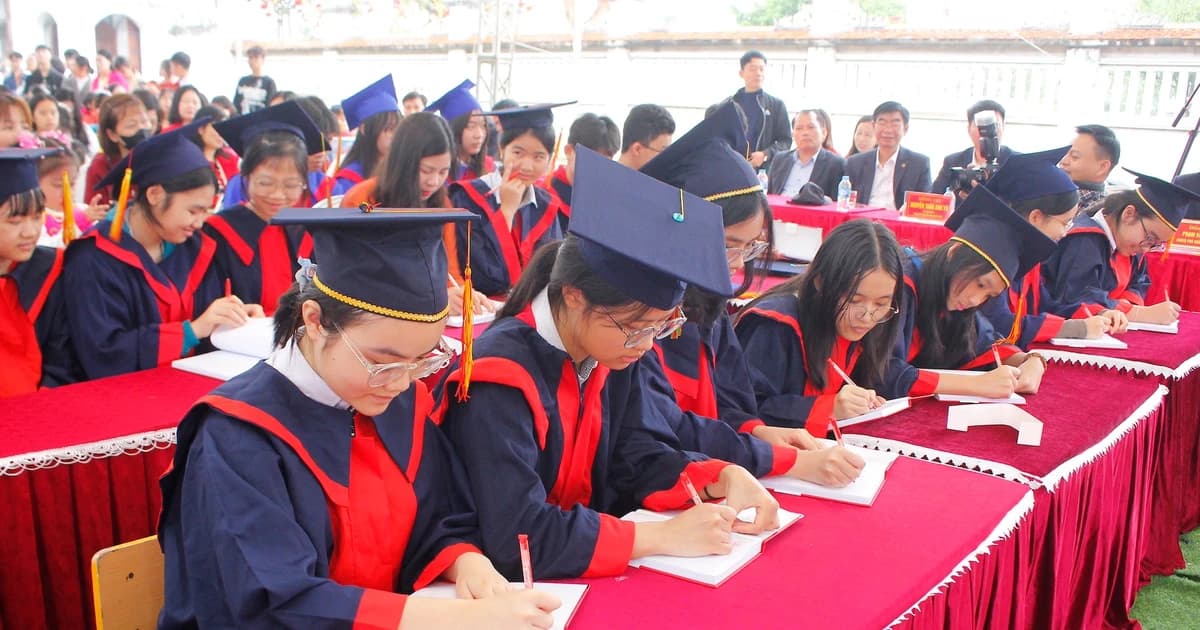 Hàng nghìn giáo viên, học sinh và du khách khai bút đầu Xuân Bính Ngọ