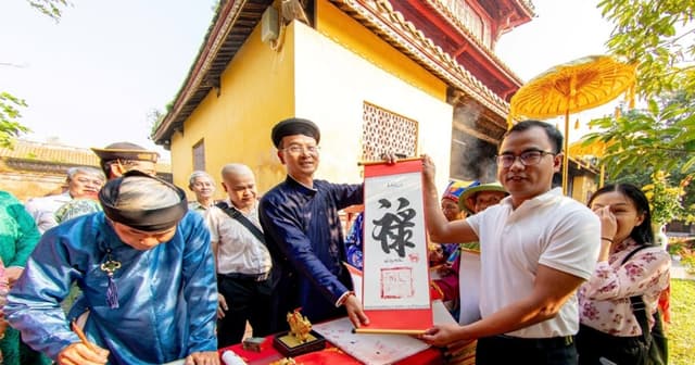 Hạ nêu, khai ấn và tặng chữ đầu năm tại Đại nội Huế