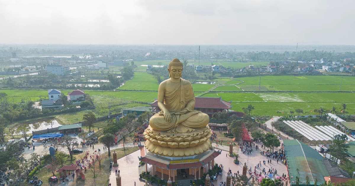 Hàng vạn người đổ về ngôi chùa có tượng Phật lớn nhất Bắc Trung Bộ