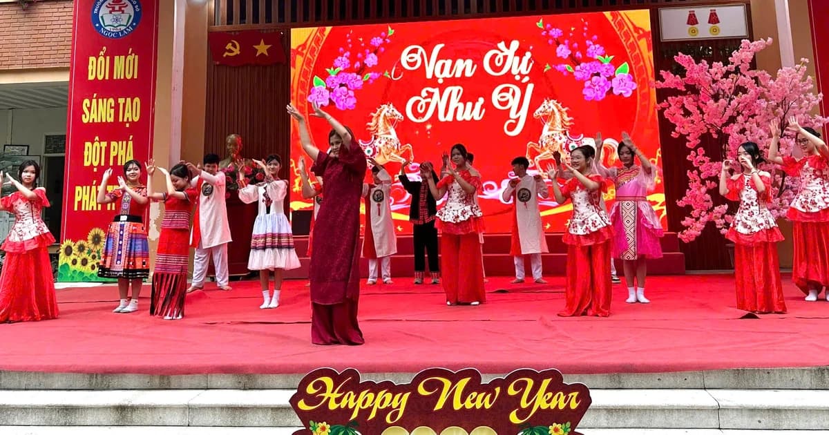 Trường học ở Hà Nội tặng chữ, bốc quẻ, mừng tuổi đón học sinh trở lại trường