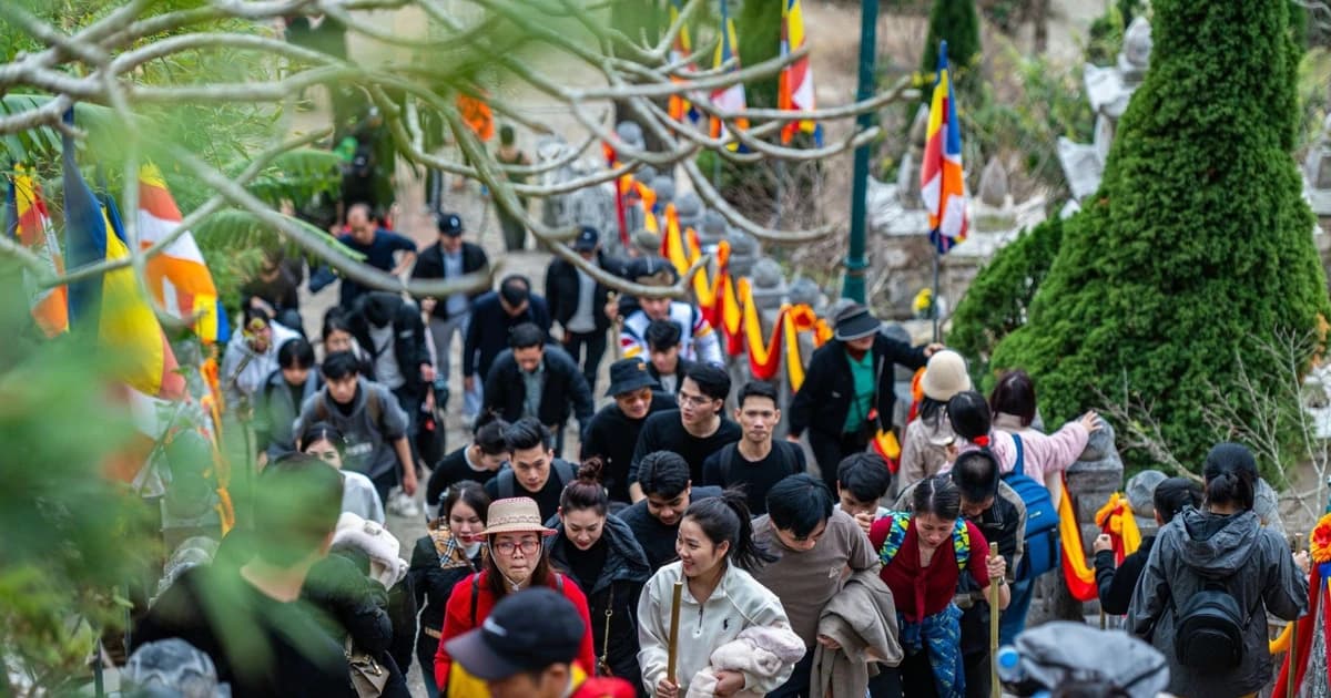 Du xuân tâm linh: Giữ ranh giới giữa đức tin và thương mại