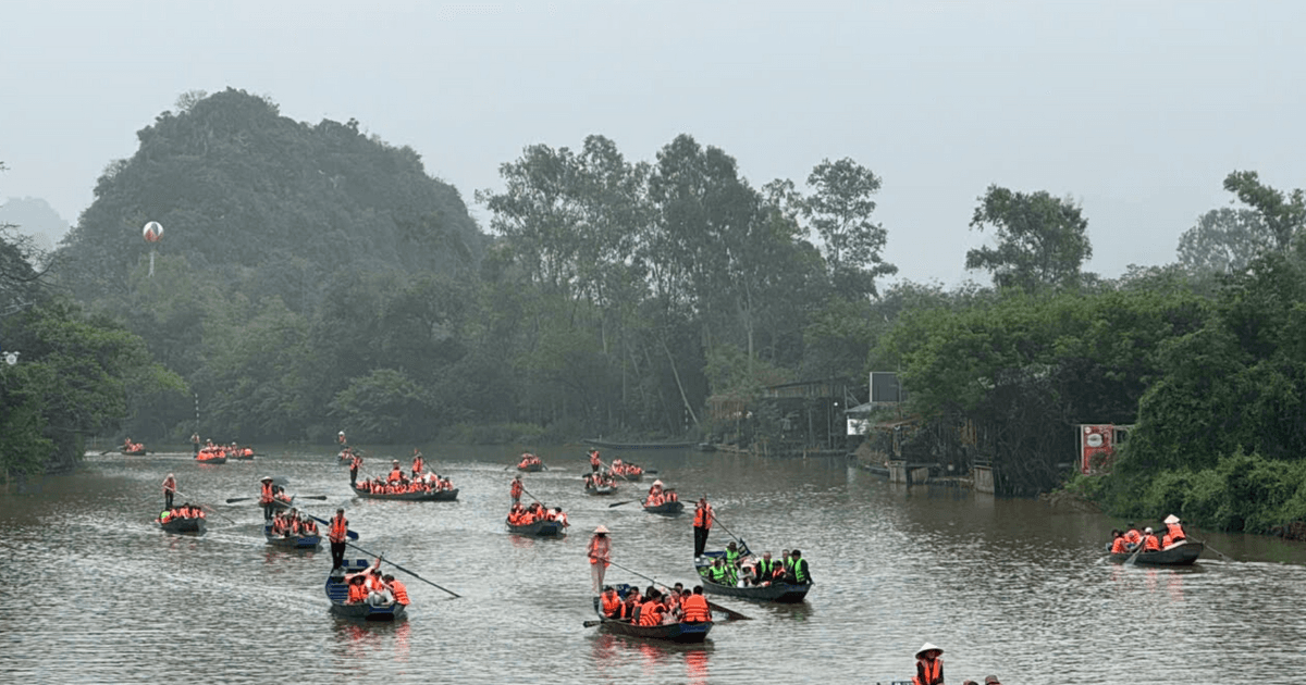 8 lái đò bị xử phạt vì để khách không mặc áo phao tại Chùa Hương