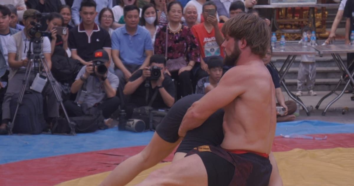 Đô vật Belarus từng giành HCĐ thế giới ‘gây sốt’ sới vật làng Triều Khúc