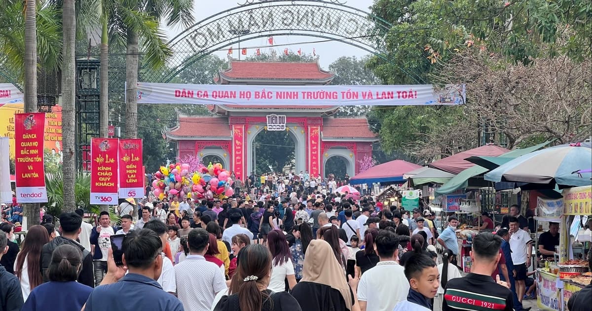 Dòng người nô nức trẩy hội Lim trong ngày đầu mở hội