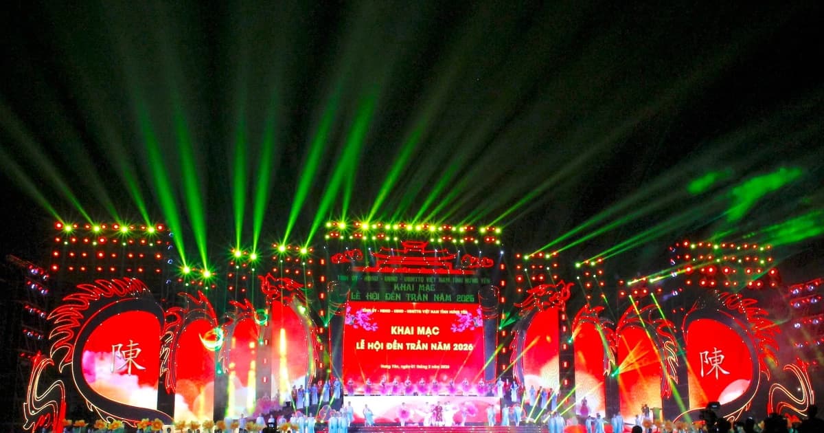 Hàng vạn du khách đổ về Đền Trần Hưng Yên đêm khai hội