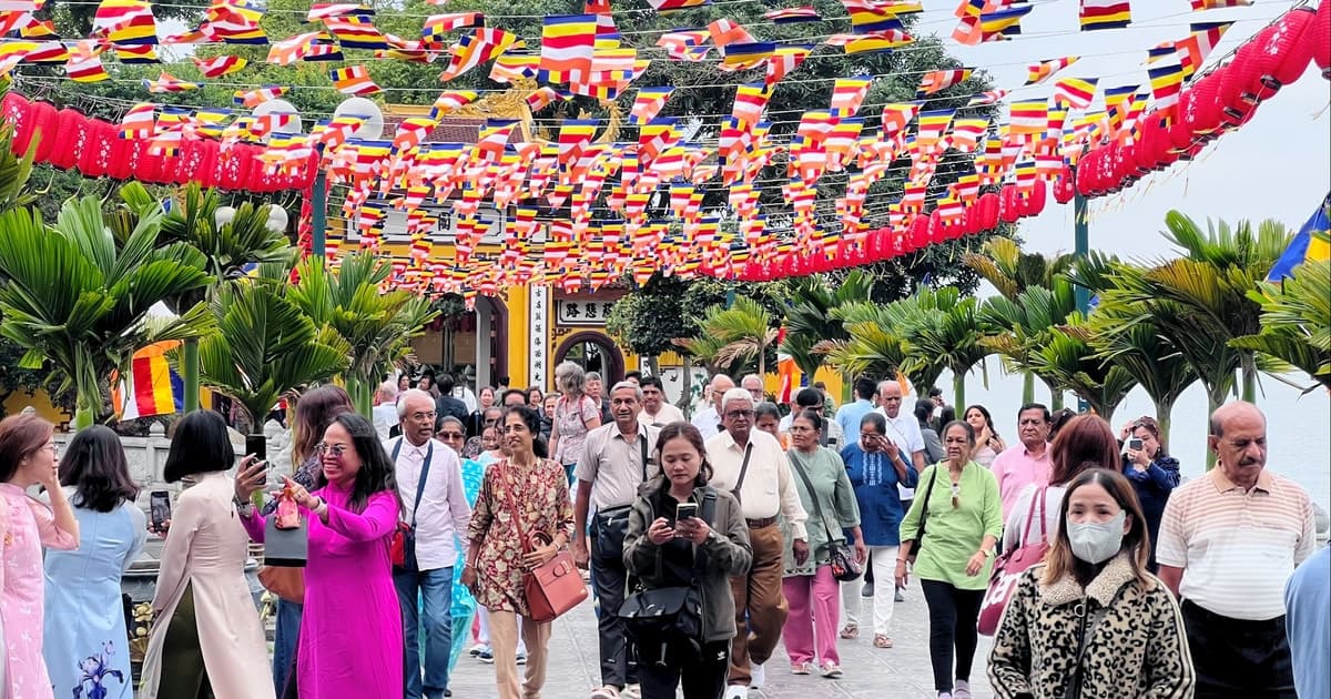 Đông đảo người dân đến chùa Trấn Quốc lễ rằm tháng Giêng và du xuân
