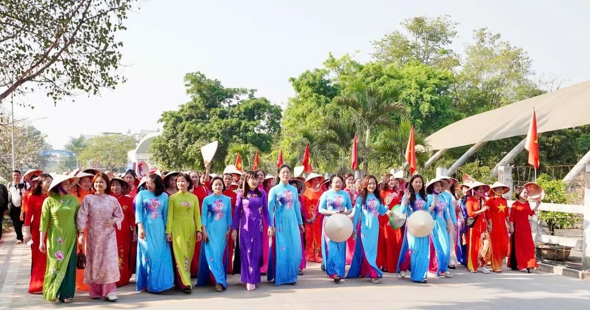 Hơn 600 đại biểu phụ nữ Điện Biên tham gia vòng xòe đoàn kết