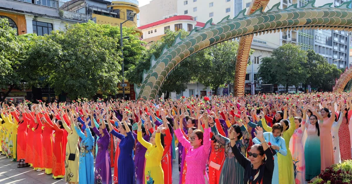 3.000 người đồng diễn áo dài tại phố đi bộ Nguyễn Huệ dịp 8/3