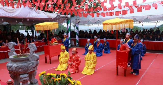 Bắc Ninh: Dòng người trẩy hội Đền Thần Nông