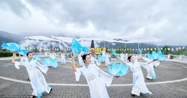 Sa Pa: 8/3 này, lên Fansipan “săn” mây, ngắm hoa và xem show “Đỉnh thiêng du ký”